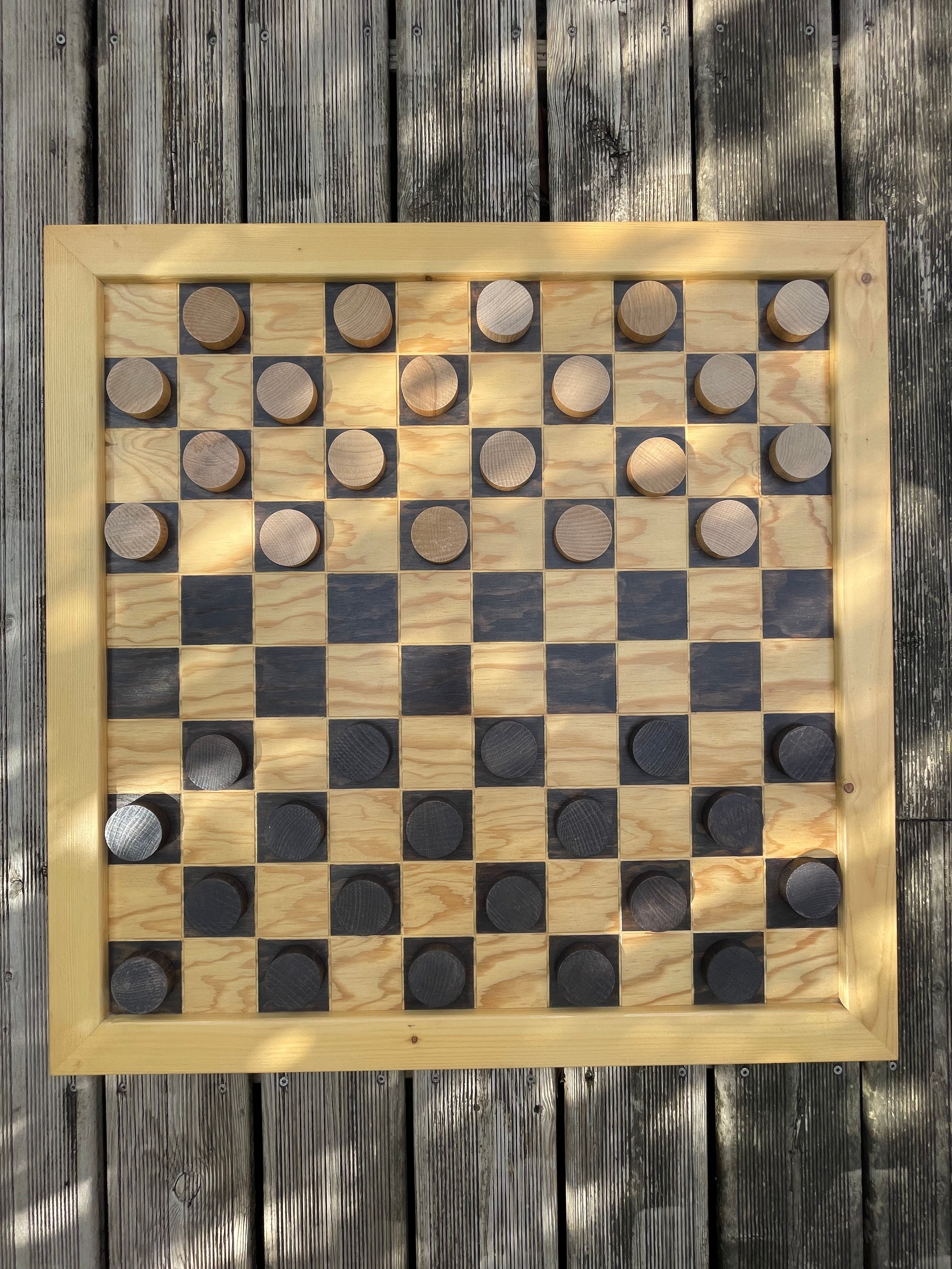 Le jeu de Dames géant – L’élégance du bois massif