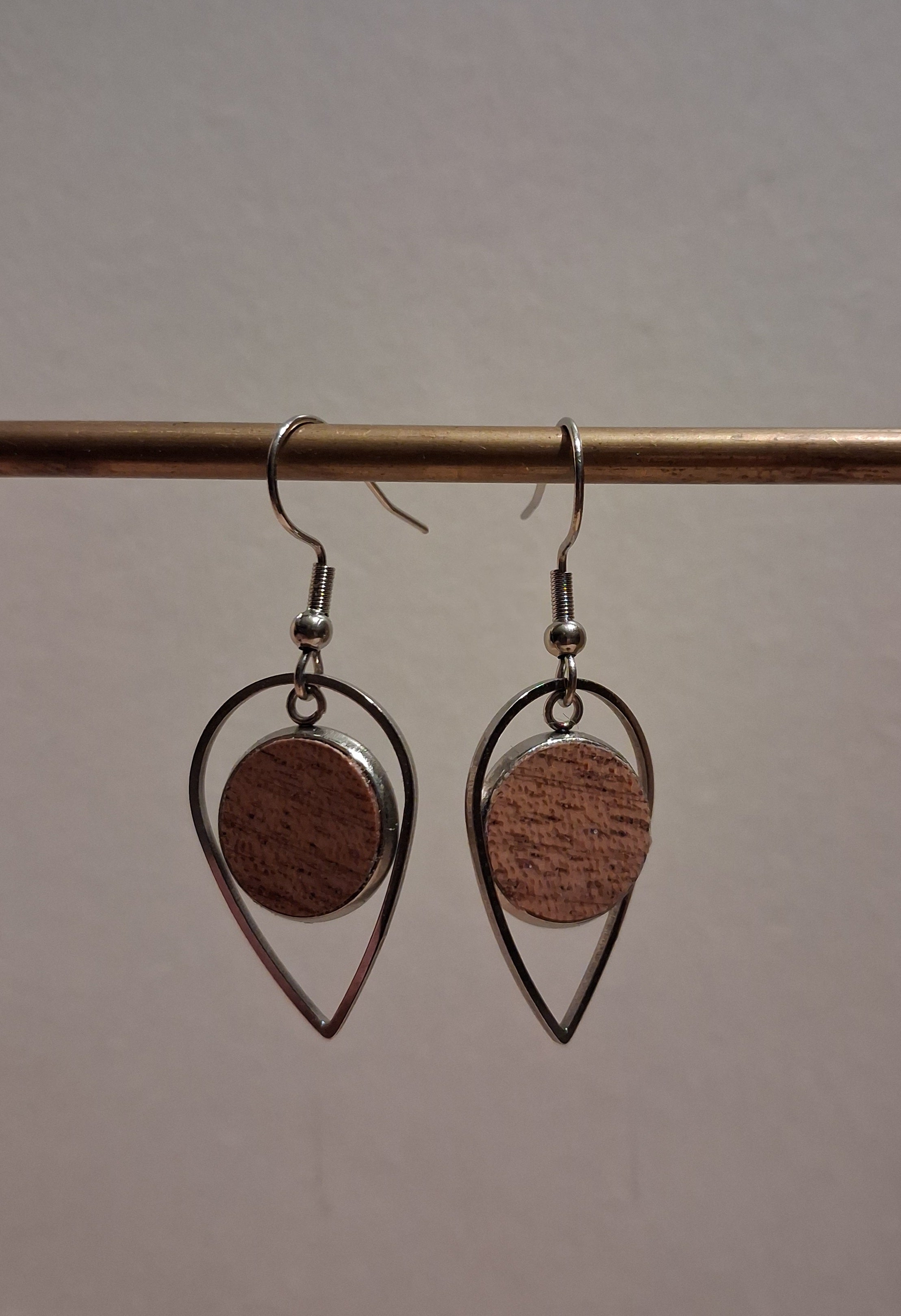 Boucles d'oreilles artisanales en bois et acier inoxydable.