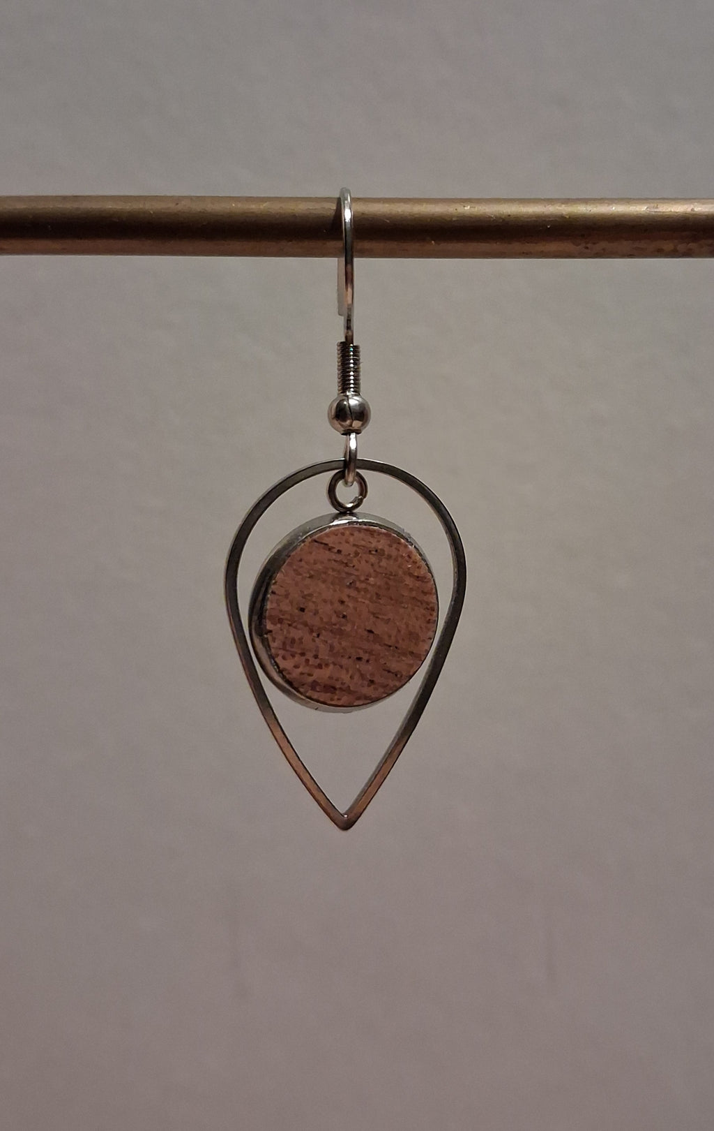 Boucles d'oreilles artisanales en bois et acier inoxydable.