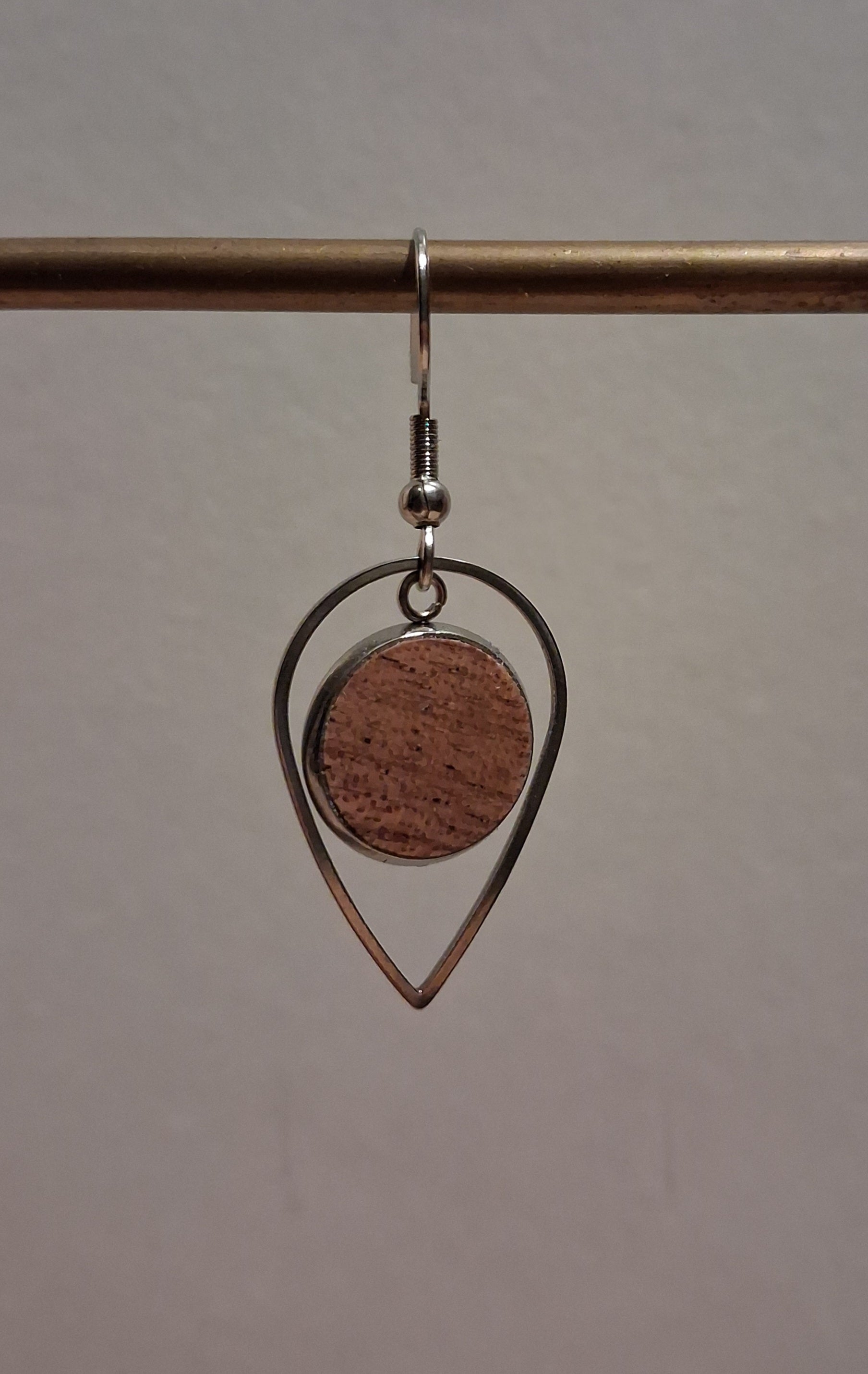 Boucles d'oreilles artisanales en bois et acier inoxydable.