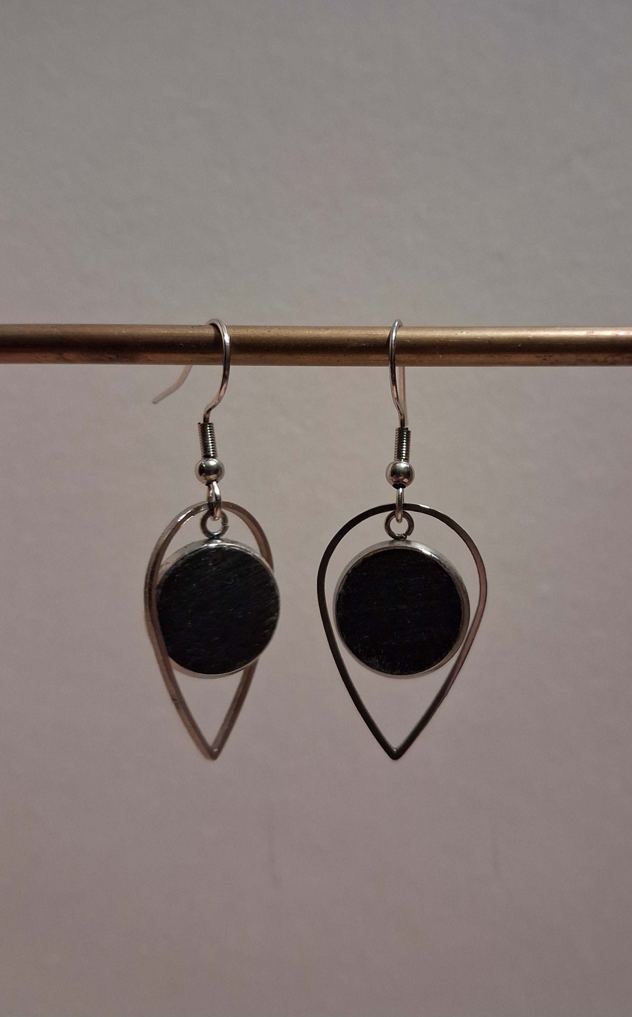 Boucles d'oreilles artisanales en bois et acier inoxydable.