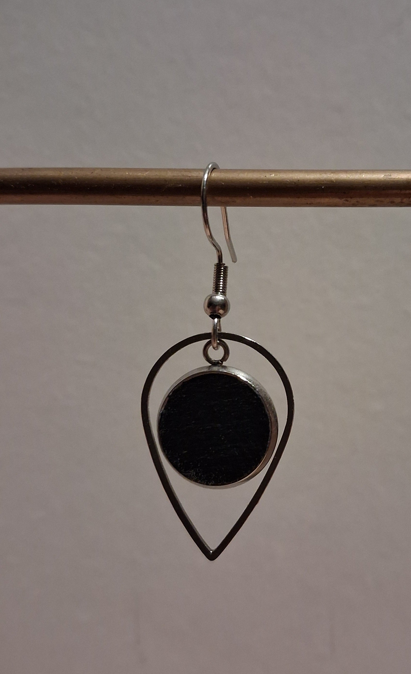 Boucles d'oreilles artisanales en bois et acier inoxydable.