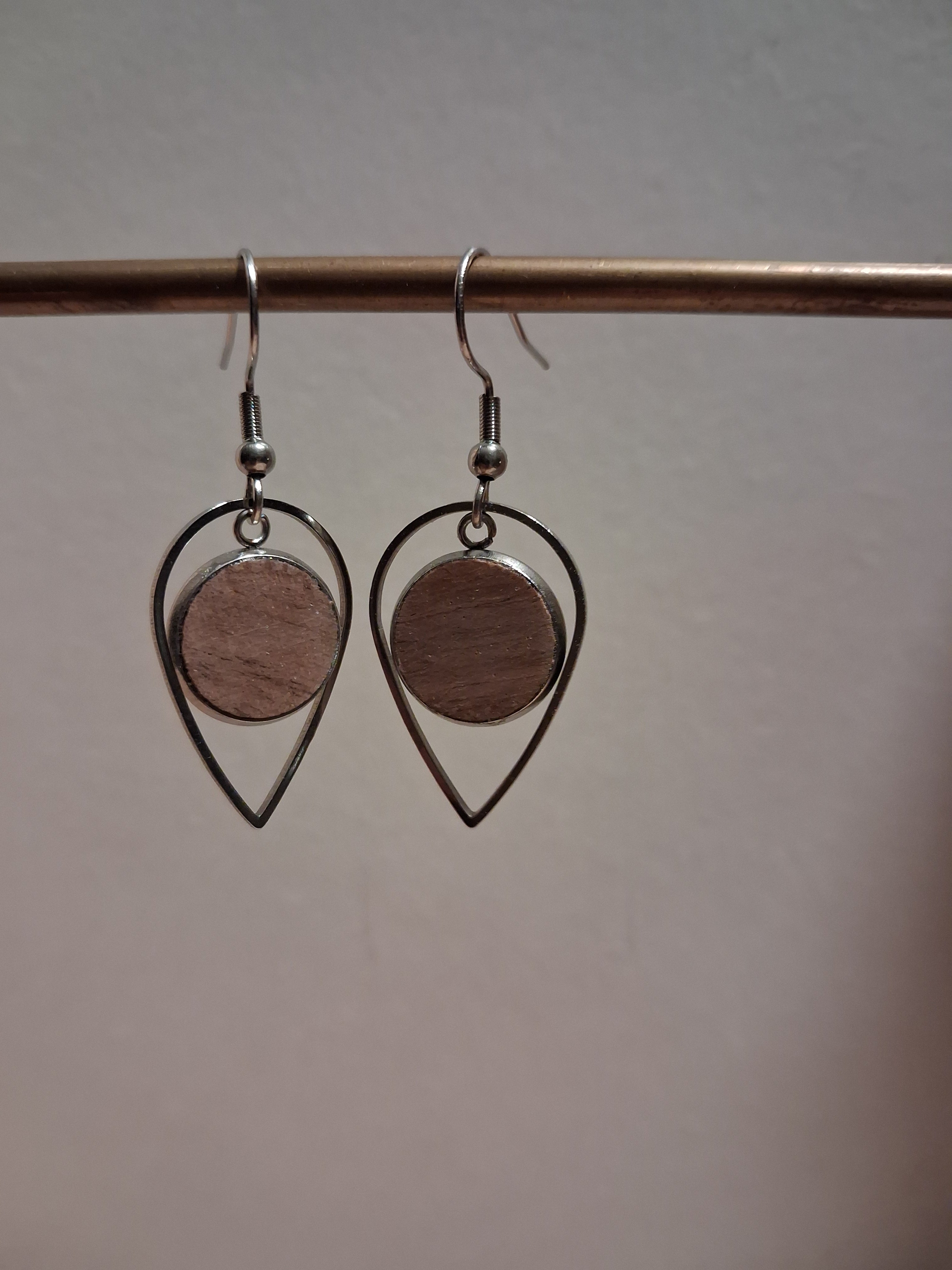 Boucles d'oreilles artisanales en bois et acier inoxydable.