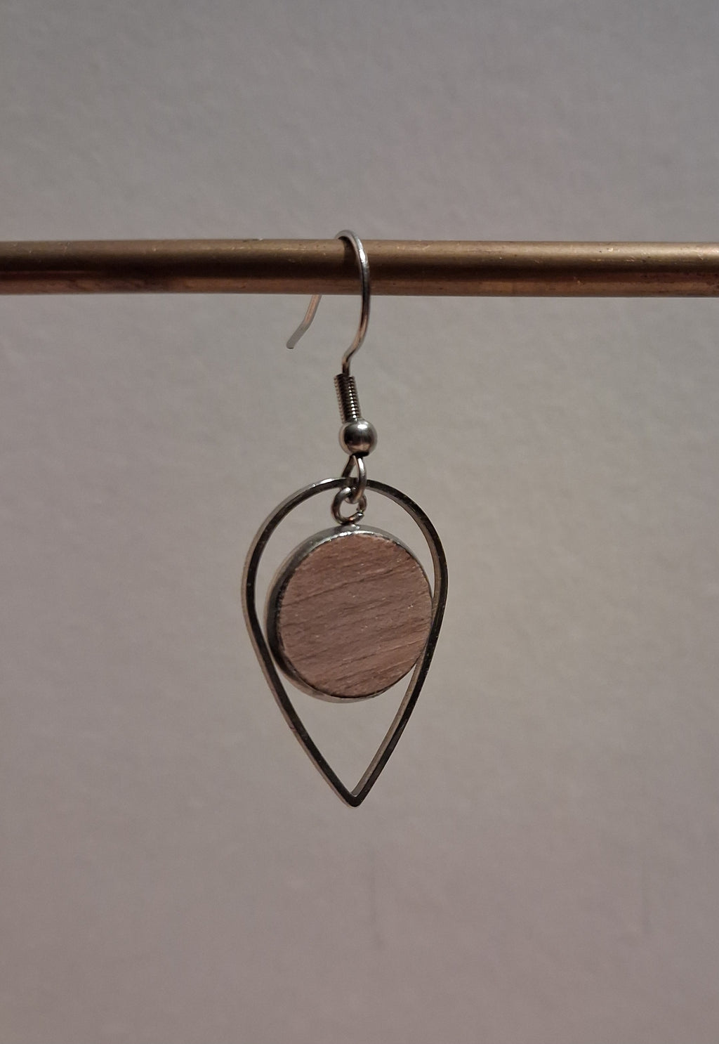Boucles d'oreilles artisanales en bois et acier inoxydable.