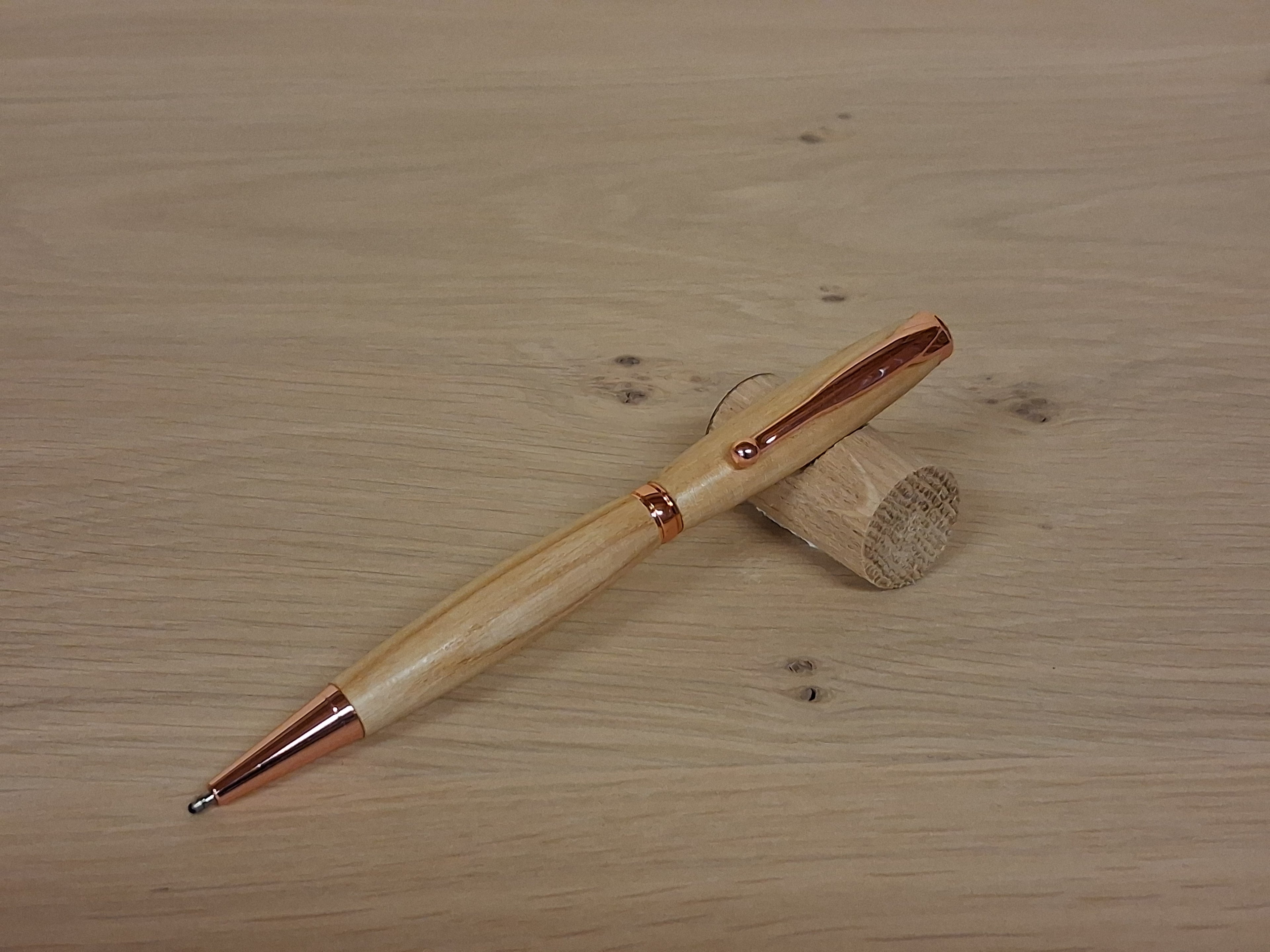 Stylo en frêne - Métal finition cuivre rosé.