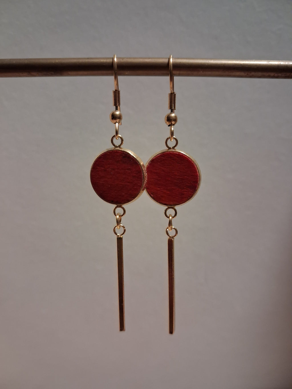 Boucles d'oreilles artisanales en bois et acier inoxydable.