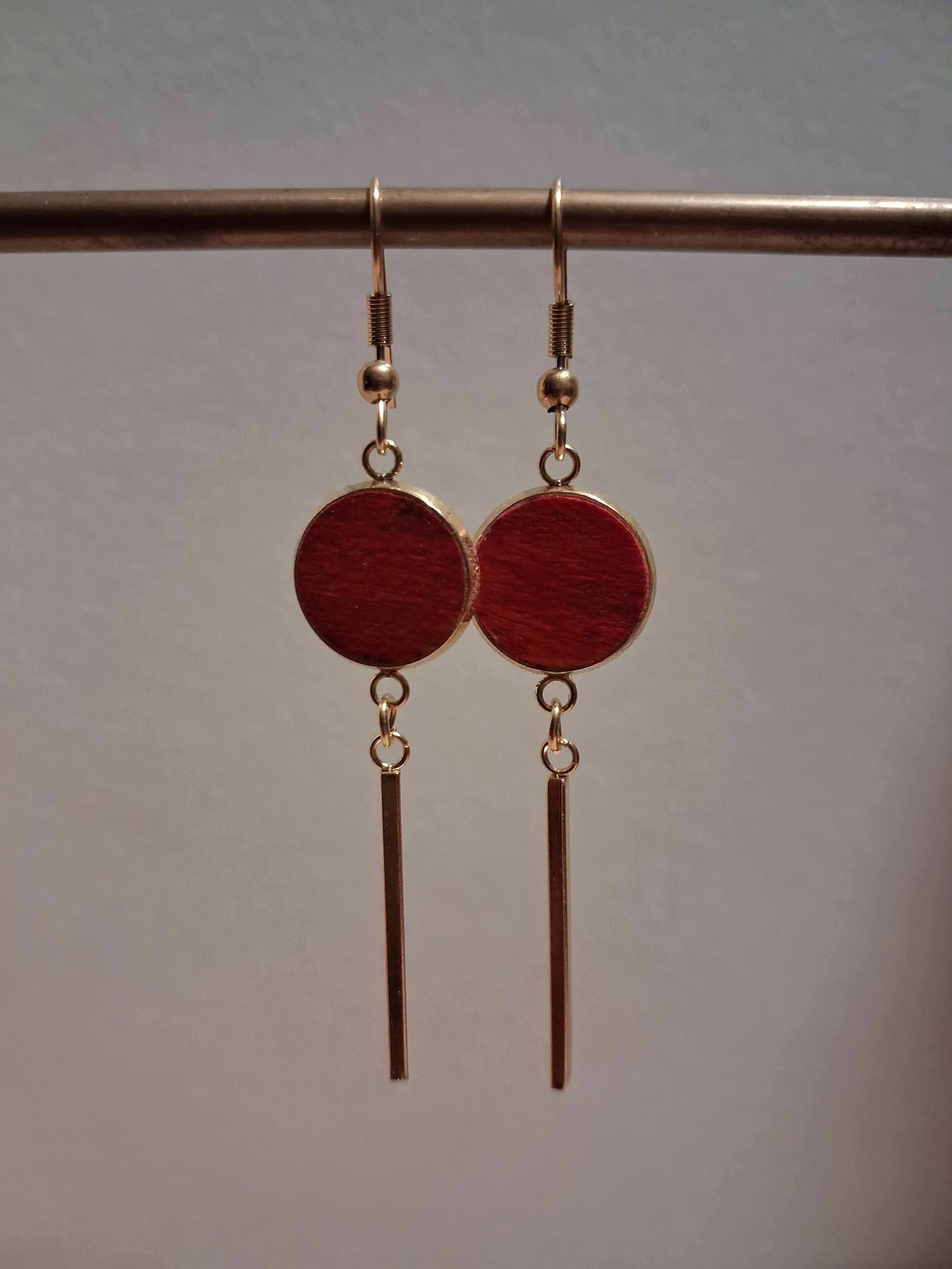 Boucles d'oreilles artisanales en bois et acier inoxydable.