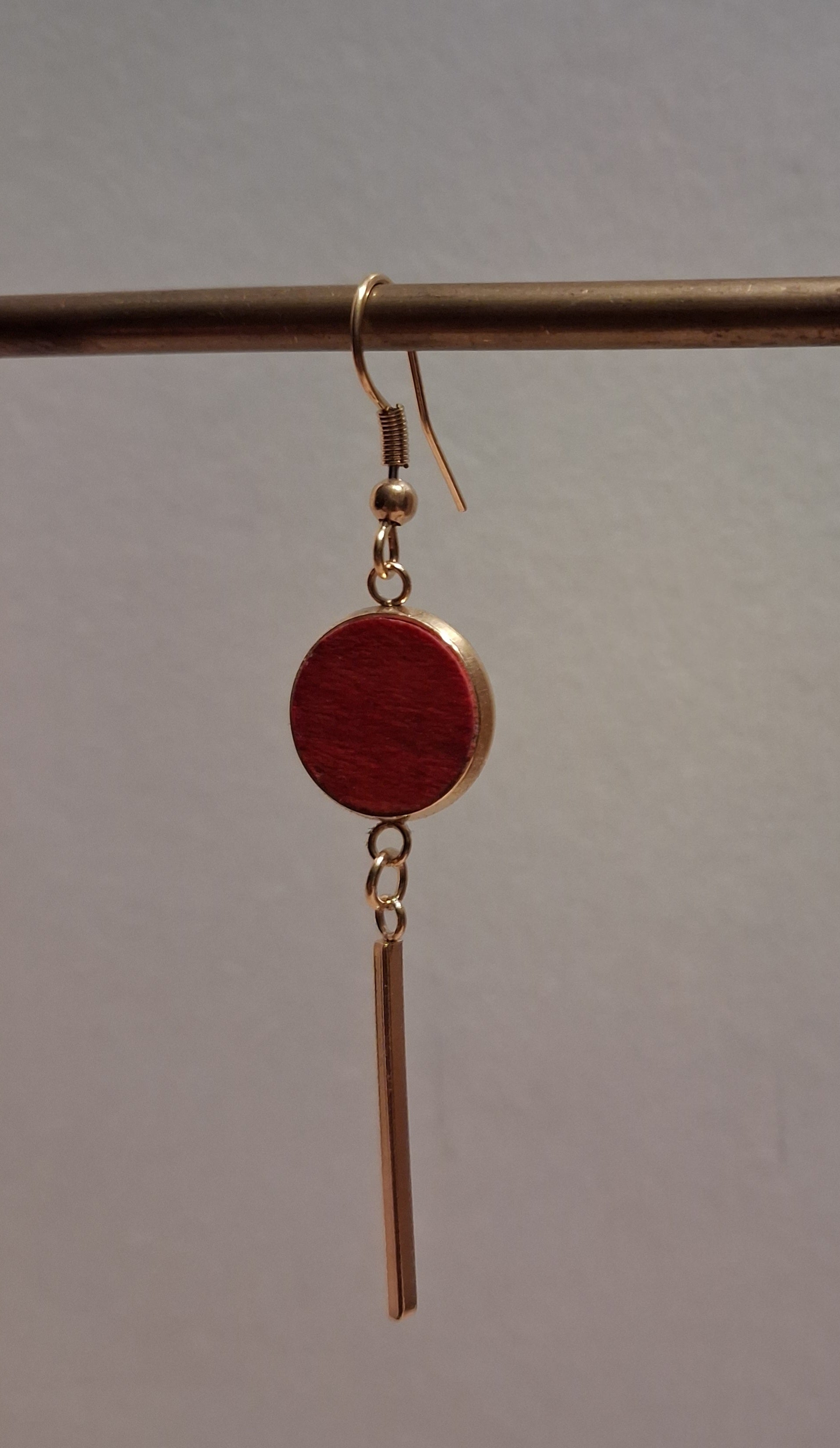 Boucles d'oreilles artisanales en bois et acier inoxydable.