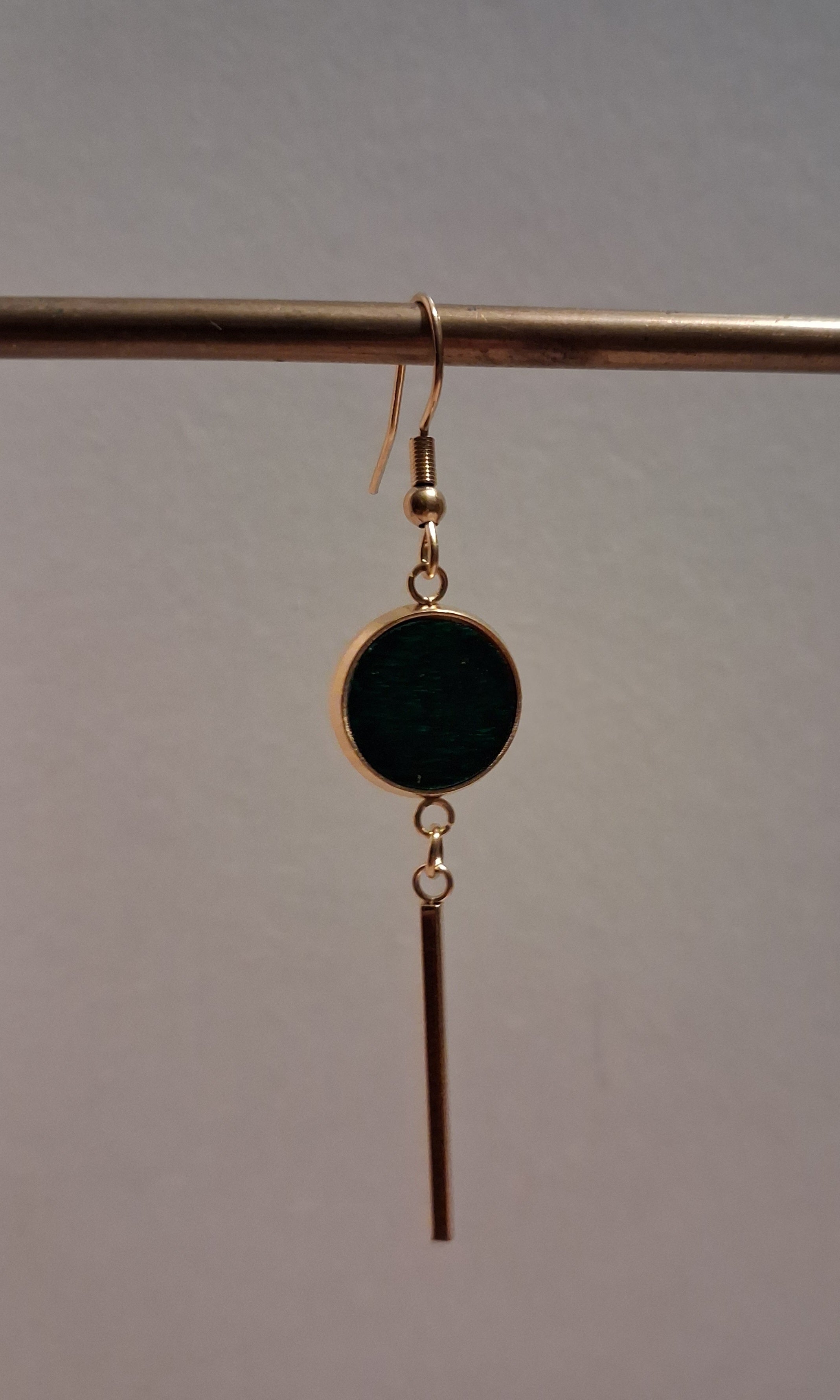 Boucles d'oreilles artisanales en bois et acier inoxydable.