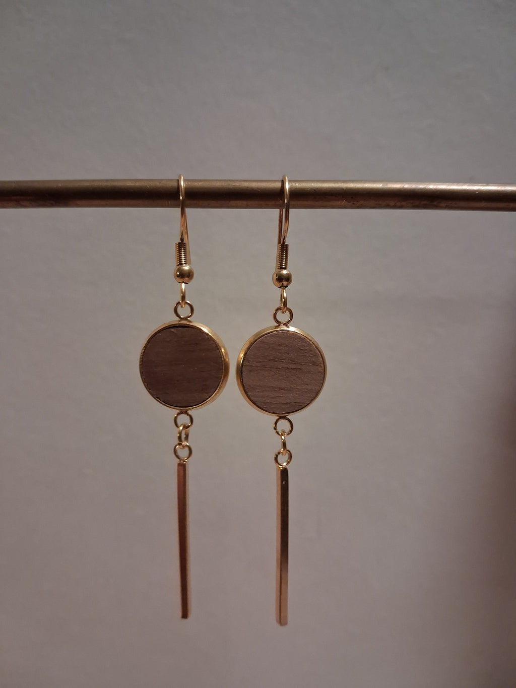 Boucles d'oreilles artisanales en bois et acier inoxydable.