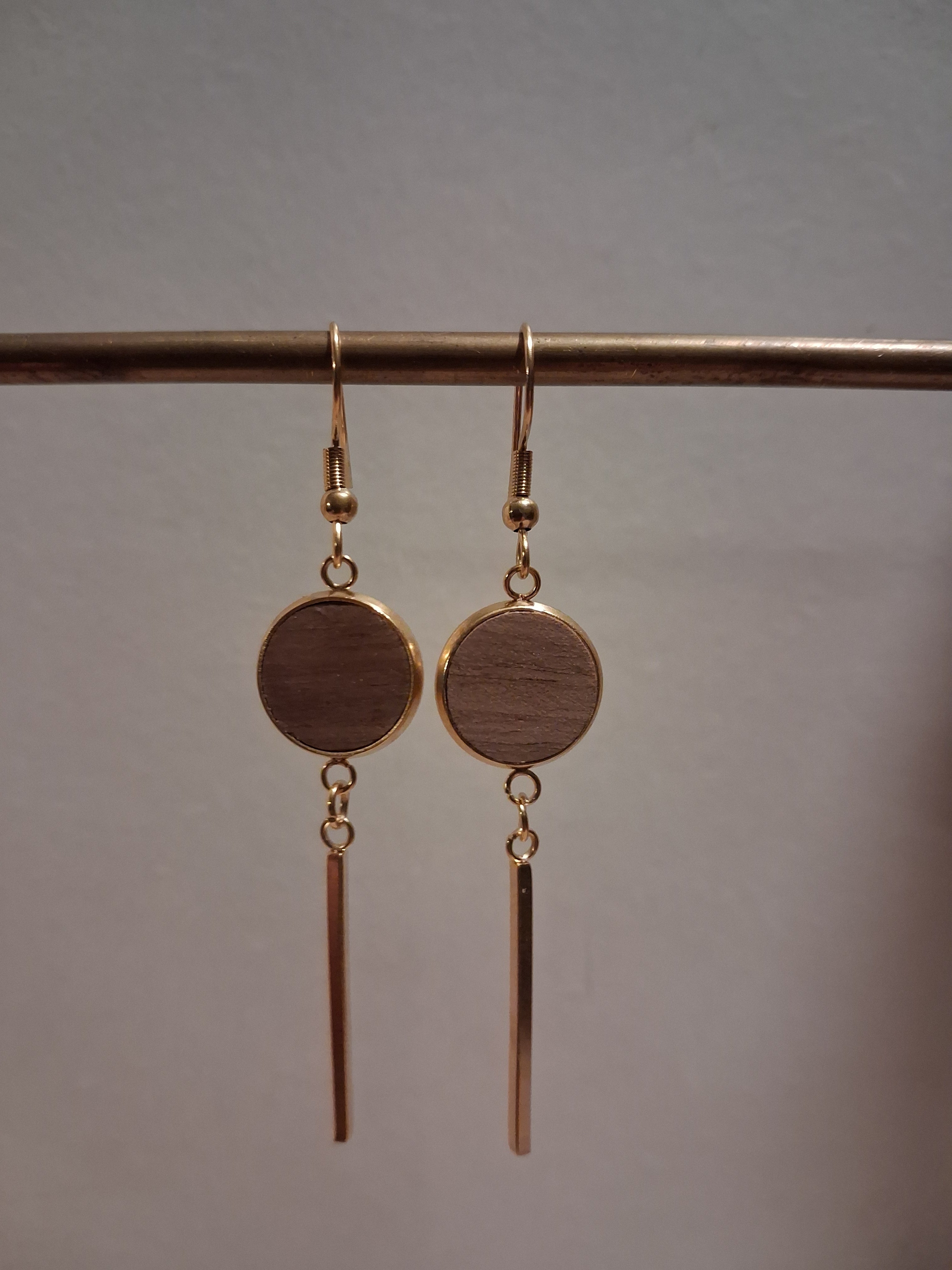 Boucles d'oreilles artisanales en bois et acier inoxydable.
