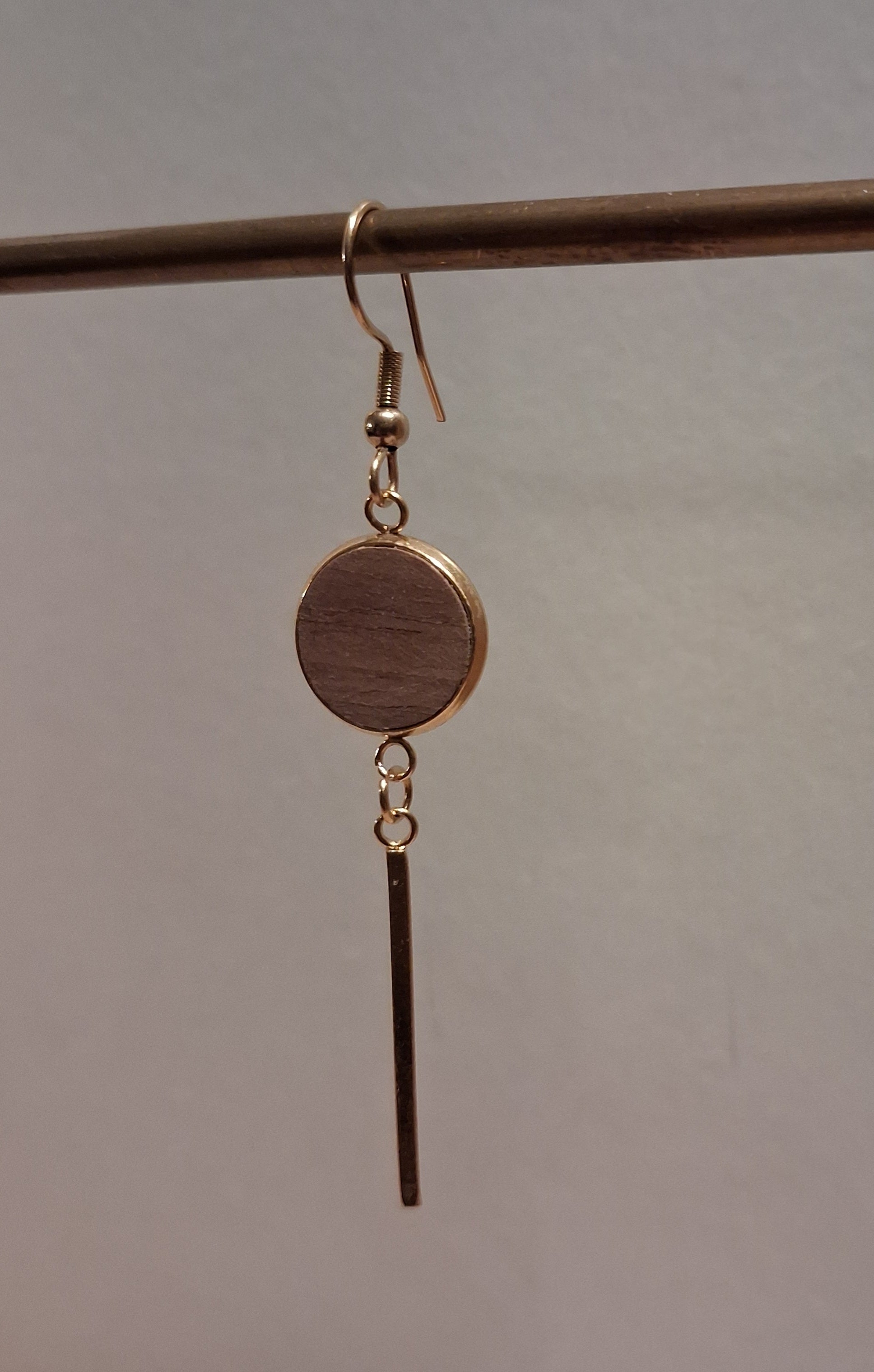 Boucles d'oreilles artisanales en bois et acier inoxydable.
