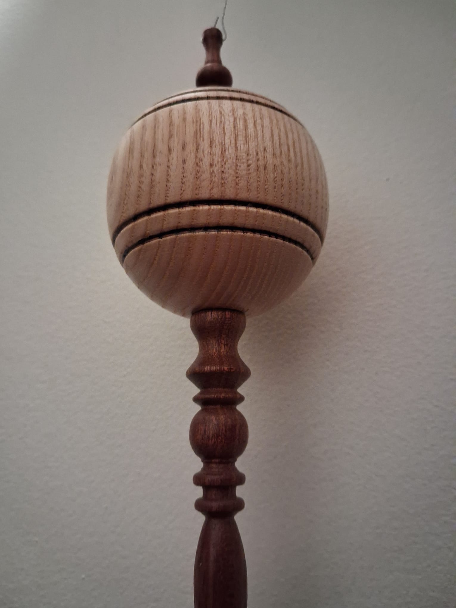 Boule de Noël artisanale - frêne et acajou