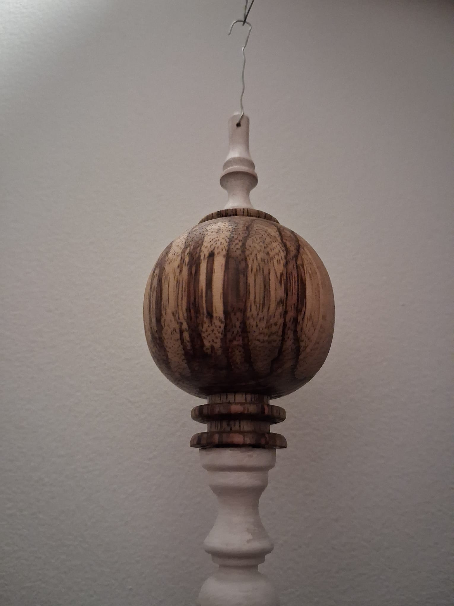 Boule de Noël artisanale - fraké et hêtre blanchi