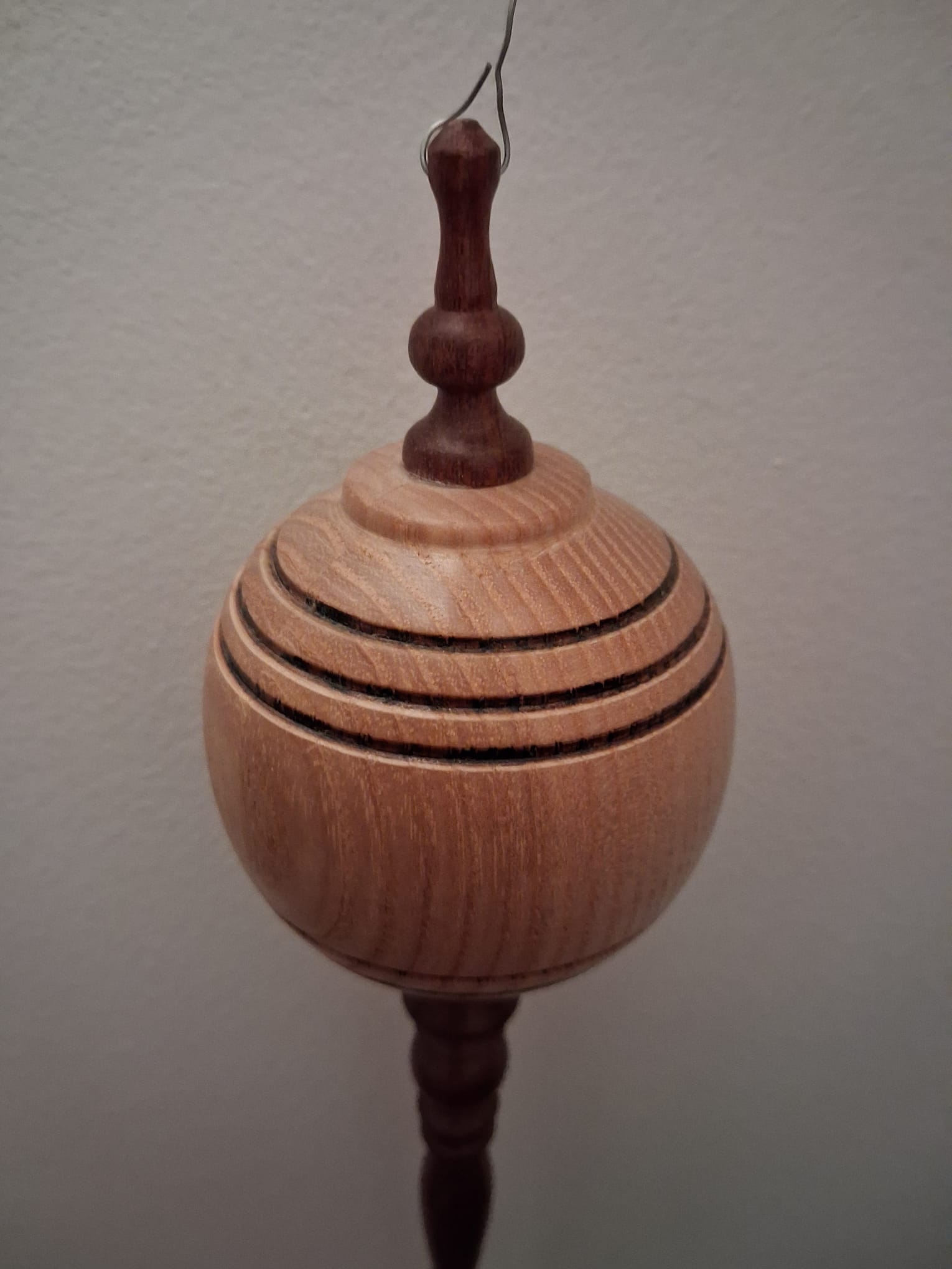 Boule de Noël artisanale - frêne et acajou