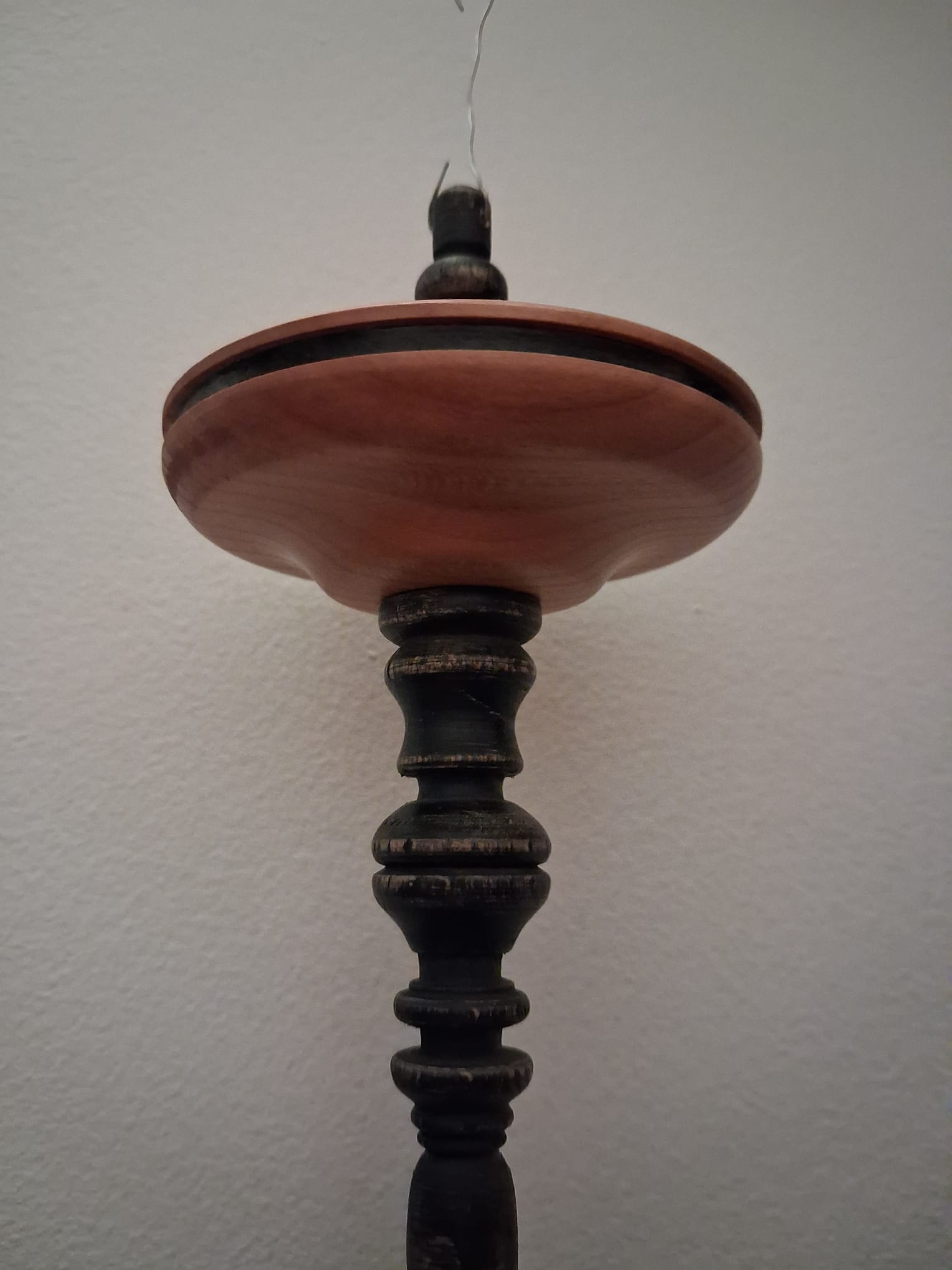 Boule de Noël artisanale - merisier et hêtre noirci