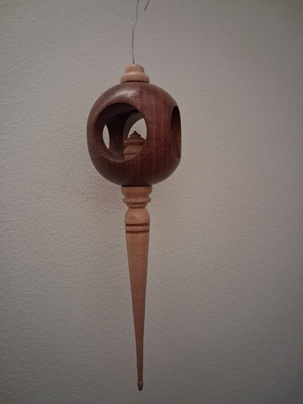 Boule de Noël artisanale - hêtre et acajou