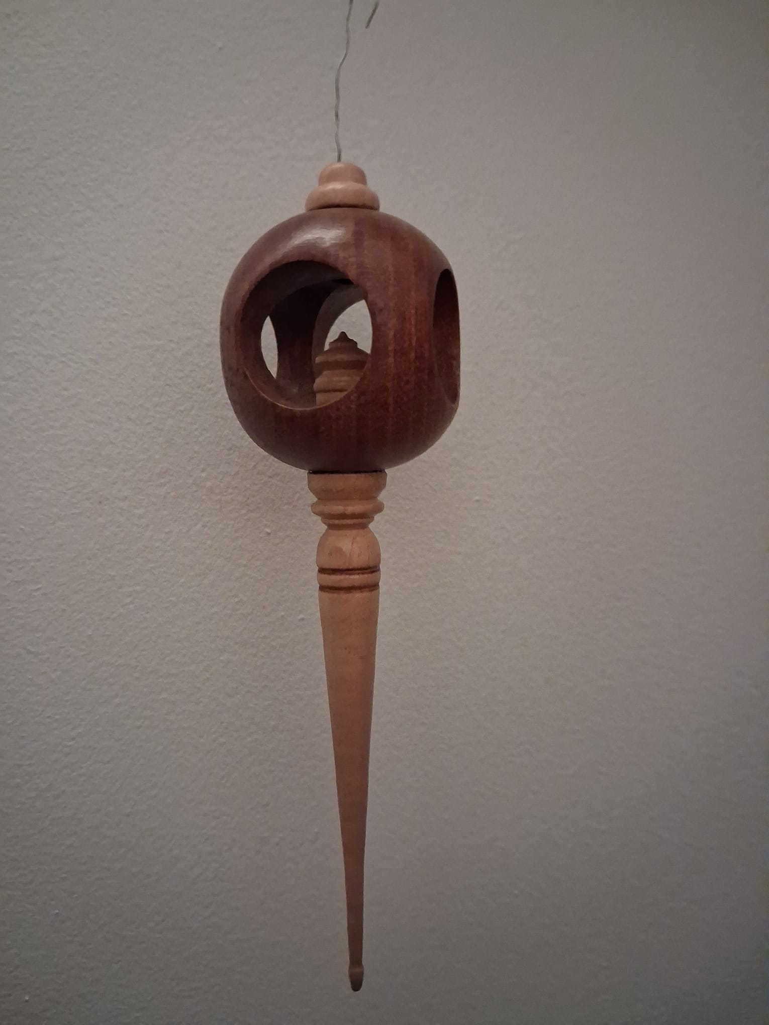 Boule de Noël artisanale - hêtre et acajou