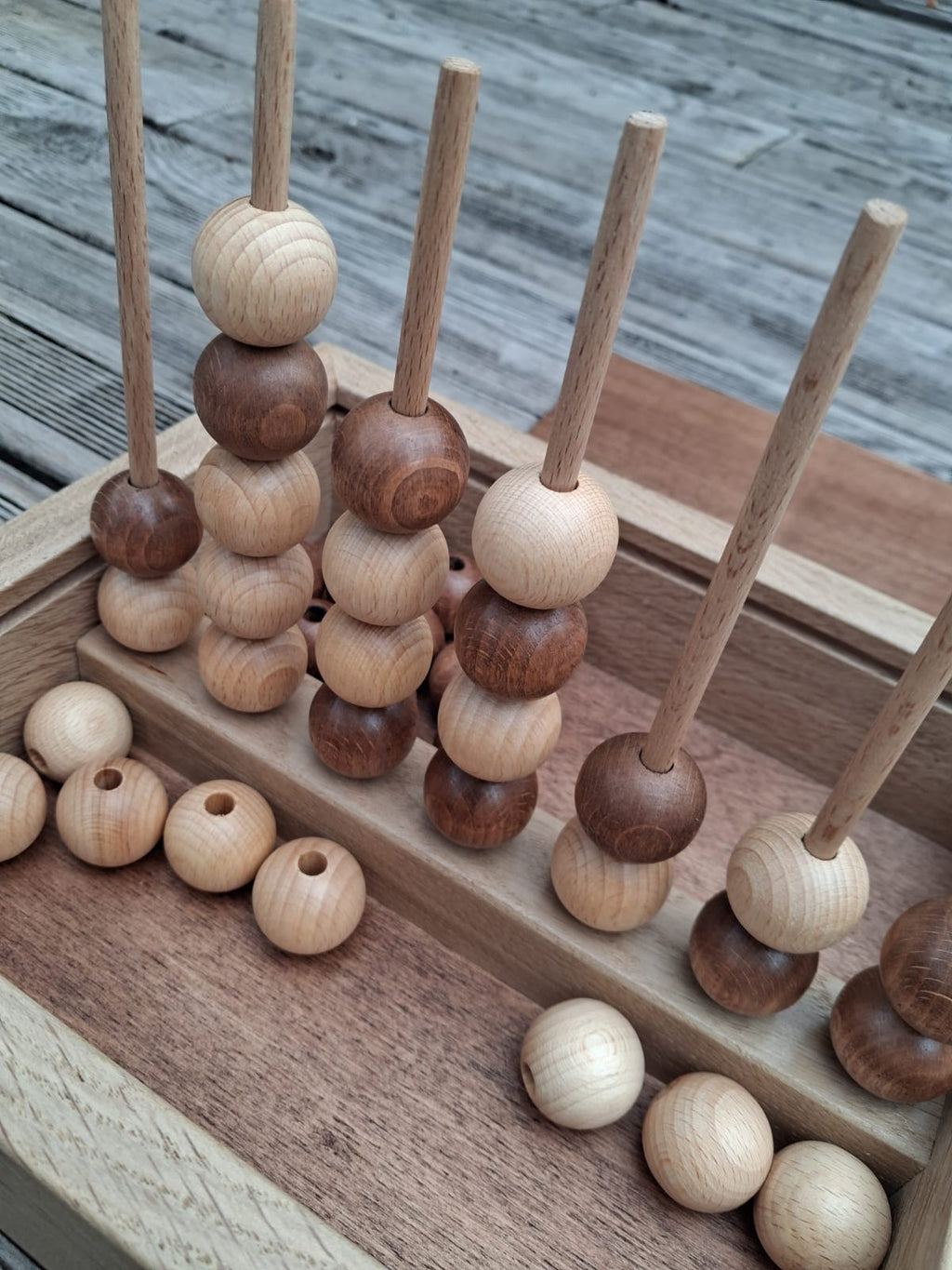 Plateau de jeu QuadriBilles avec billes colorées prêtes à aligner